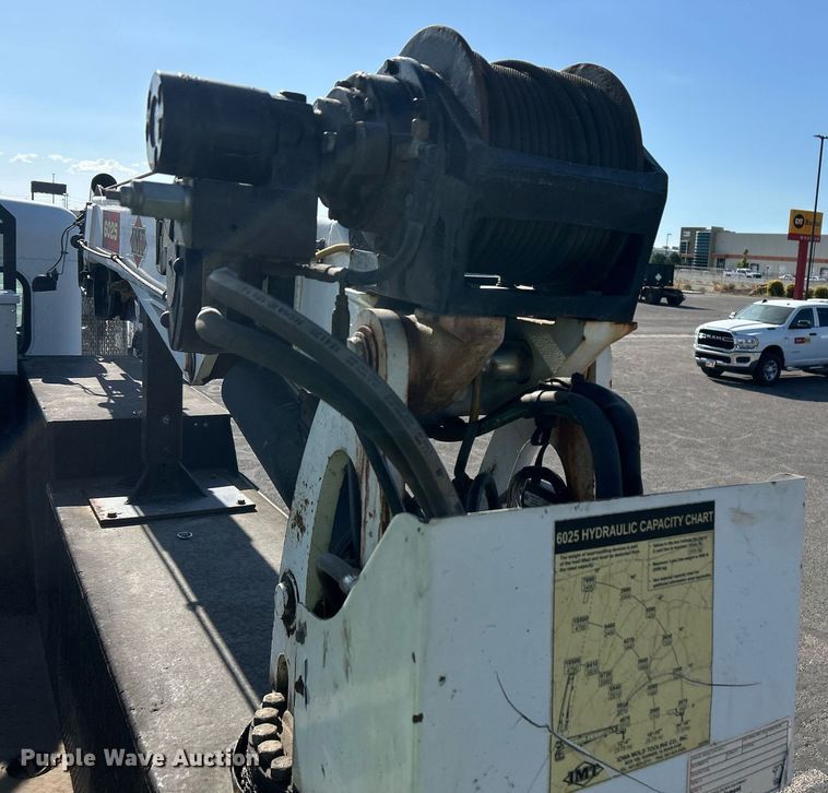 image for item EQ0512 2016 Peterbilt 337 utility / service truck