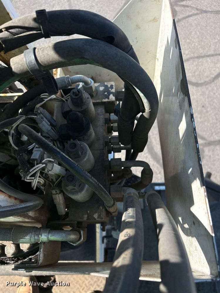 image for item EQ0512 2016 Peterbilt 337 utility / service truck