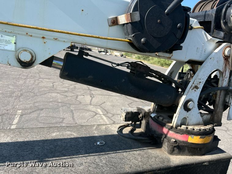 image for item EQ0512 2016 Peterbilt 337 utility / service truck