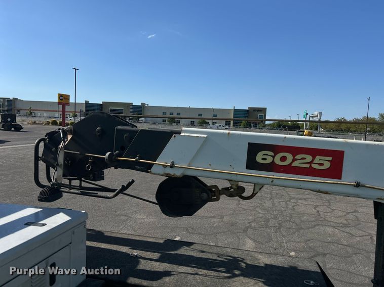 image for item EQ0512 2016 Peterbilt 337 utility / service truck