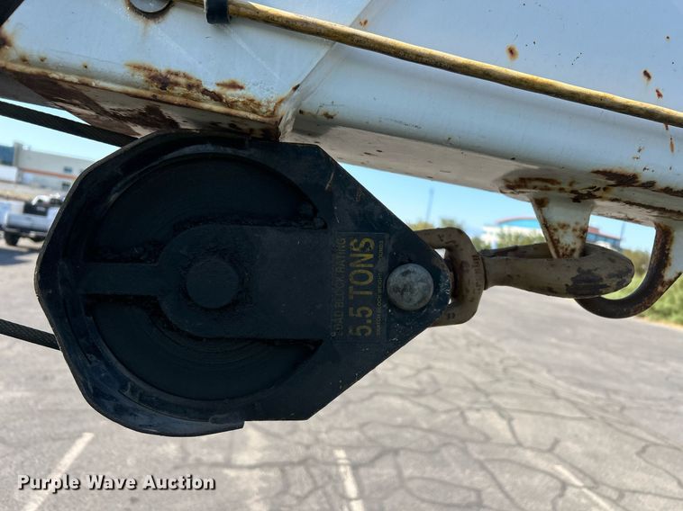 image for item EQ0512 2016 Peterbilt 337 utility / service truck