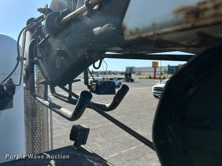 image for item EQ0512 2016 Peterbilt 337 utility / service truck