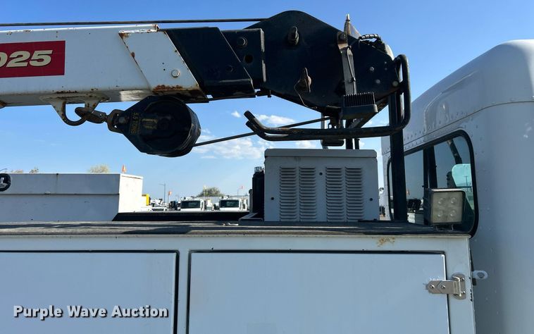 image for item EQ0512 2016 Peterbilt 337 utility / service truck