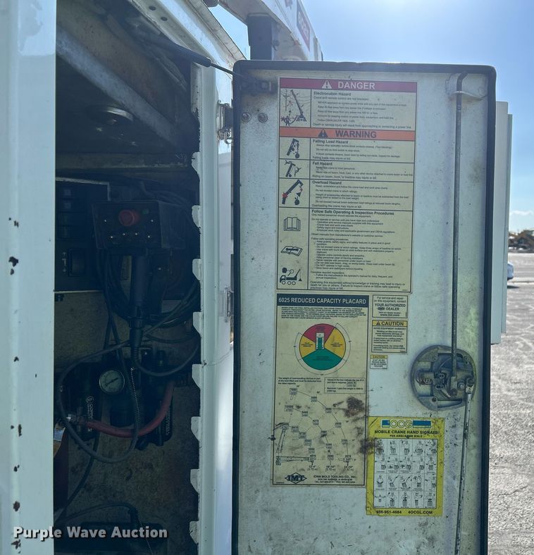 image for item EQ0512 2016 Peterbilt 337 utility / service truck