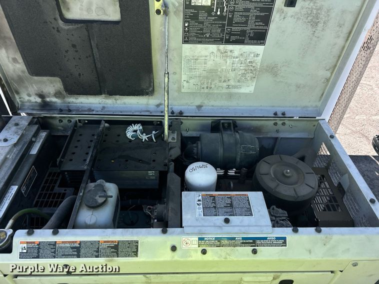 image for item EQ0512 2016 Peterbilt 337 utility / service truck