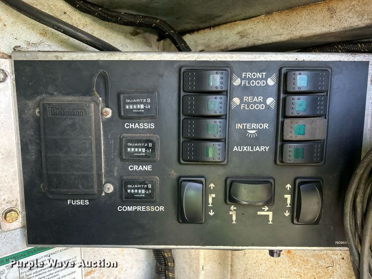 image for item EQ0512 2016 Peterbilt 337 utility / service truck