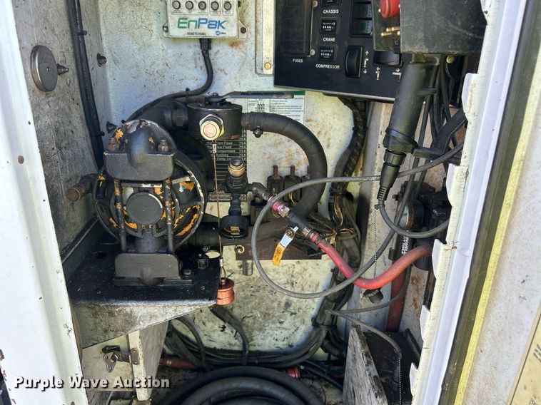 image for item EQ0512 2016 Peterbilt 337 utility / service truck