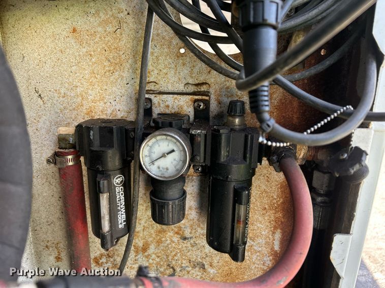 image for item EQ0512 2016 Peterbilt 337 utility / service truck