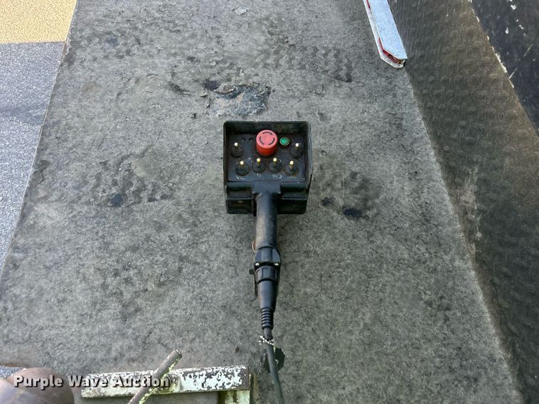 image for item EQ0512 2016 Peterbilt 337 utility / service truck