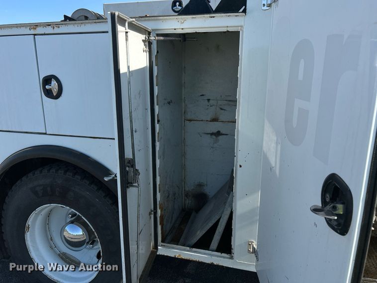 image for item EQ0512 2016 Peterbilt 337 utility / service truck