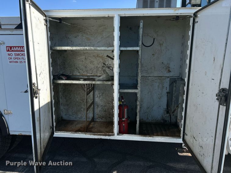 image for item EQ0512 2016 Peterbilt 337 utility / service truck