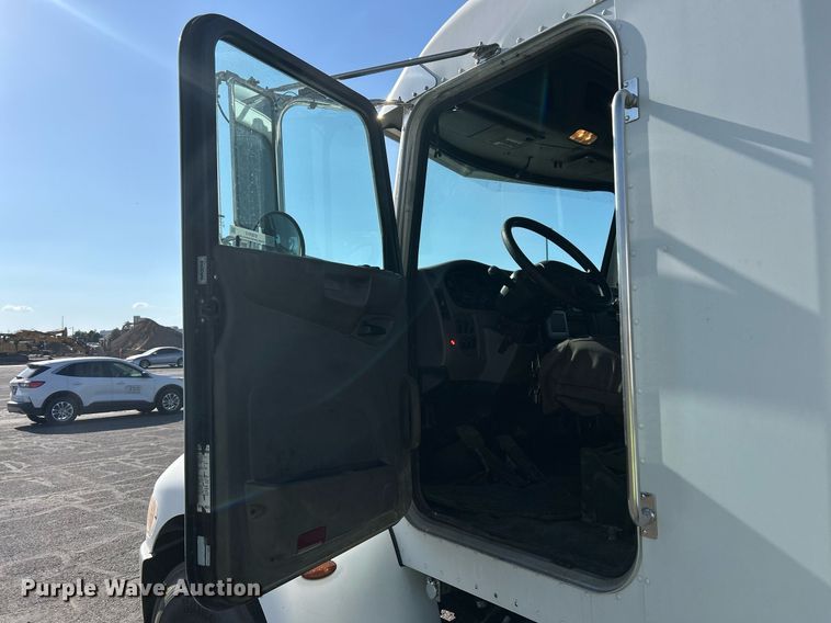 image for item EQ0512 2016 Peterbilt 337 utility / service truck