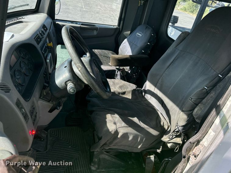 image for item EQ0512 2016 Peterbilt 337 utility / service truck