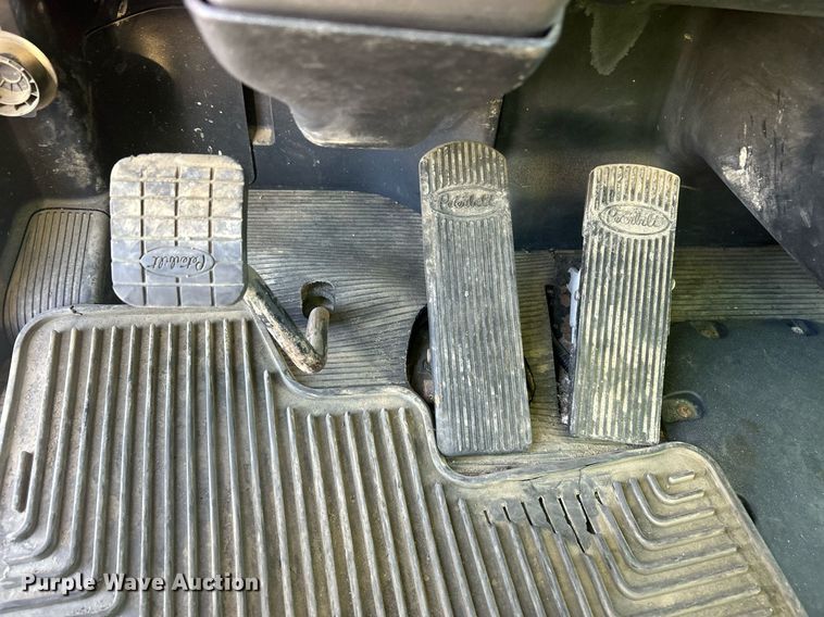 image for item EQ0512 2016 Peterbilt 337 utility / service truck