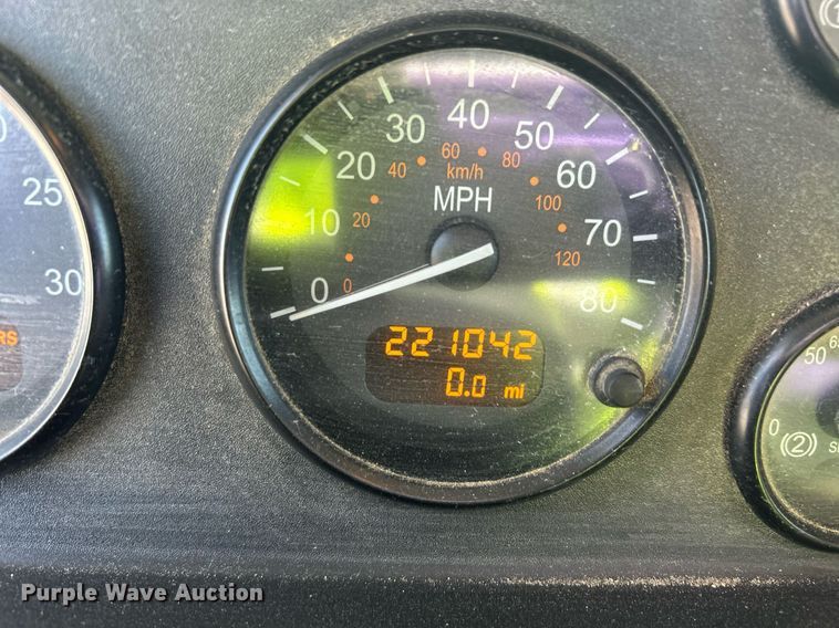 image for item EQ0512 2016 Peterbilt 337 utility / service truck