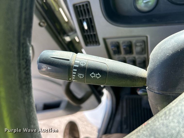 image for item EQ0512 2016 Peterbilt 337 utility / service truck