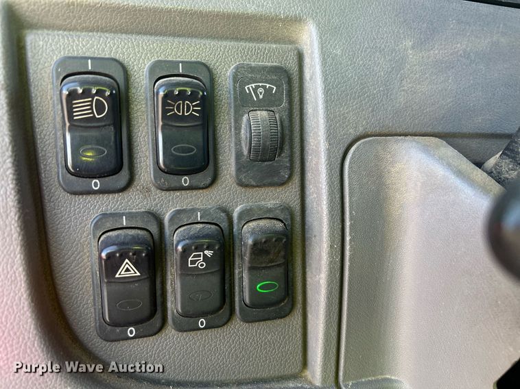 image for item EQ0512 2016 Peterbilt 337 utility / service truck