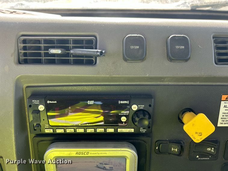 image for item EQ0512 2016 Peterbilt 337 utility / service truck