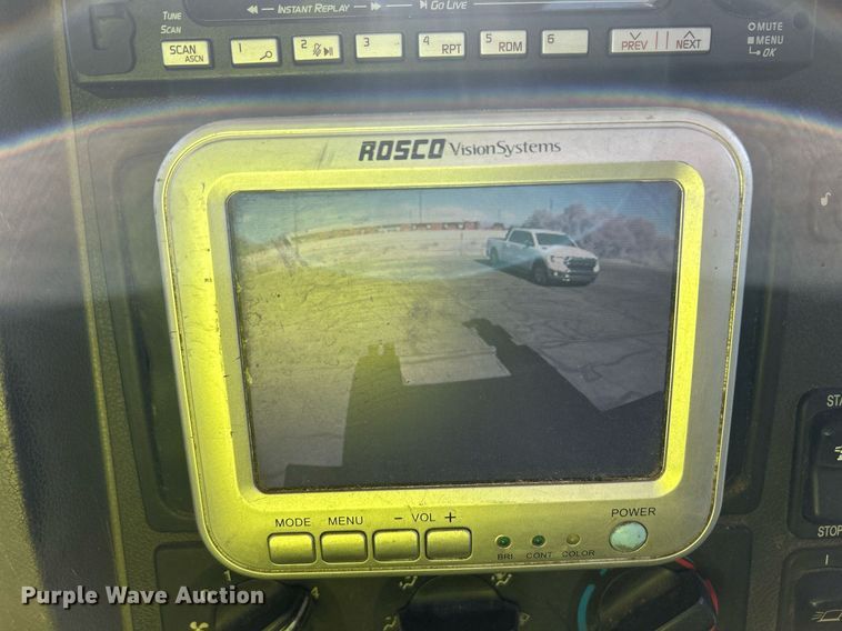 image for item EQ0512 2016 Peterbilt 337 utility / service truck