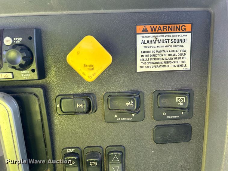 image for item EQ0512 2016 Peterbilt 337 utility / service truck