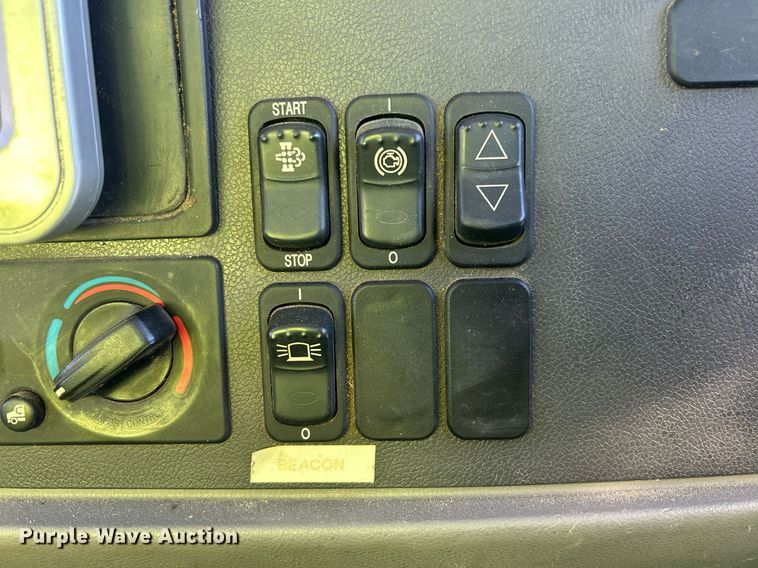 image for item EQ0512 2016 Peterbilt 337 utility / service truck