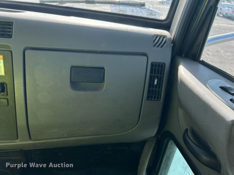 image for item EQ0512 2016 Peterbilt 337 utility / service truck