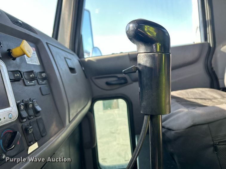 image for item EQ0512 2016 Peterbilt 337 utility / service truck