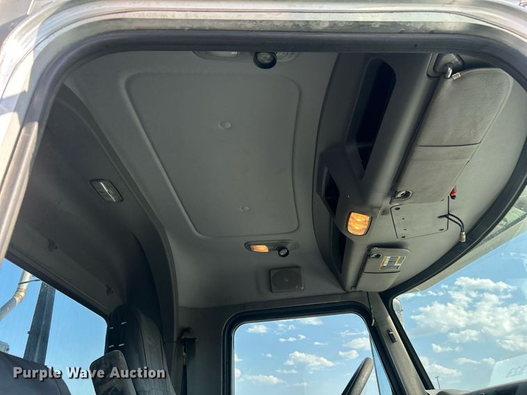 image for item EQ0512 2016 Peterbilt 337 utility / service truck