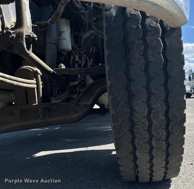 image for item EQ0512 2016 Peterbilt 337 utility / service truck