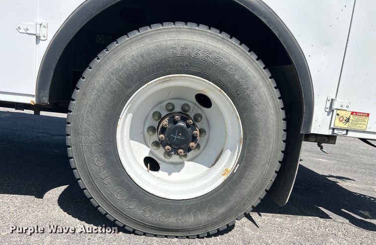 image for item EQ0512 2016 Peterbilt 337 utility / service truck