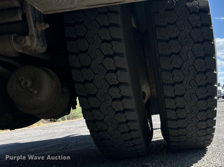 image for item EQ0512 2016 Peterbilt 337 utility / service truck