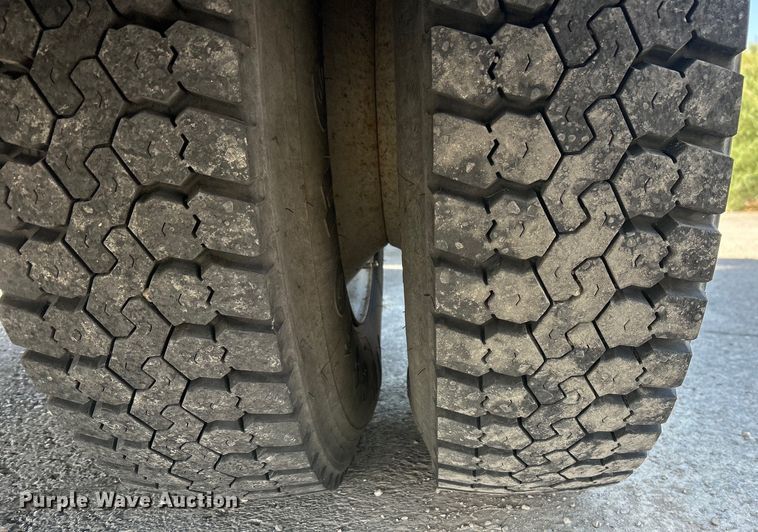 image for item EQ0512 2016 Peterbilt 337 utility / service truck