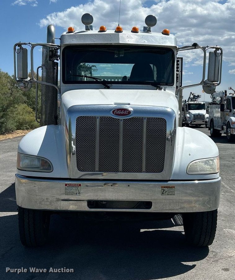 image for item EQ0513 2015 Peterbilt 337 utility / service truck