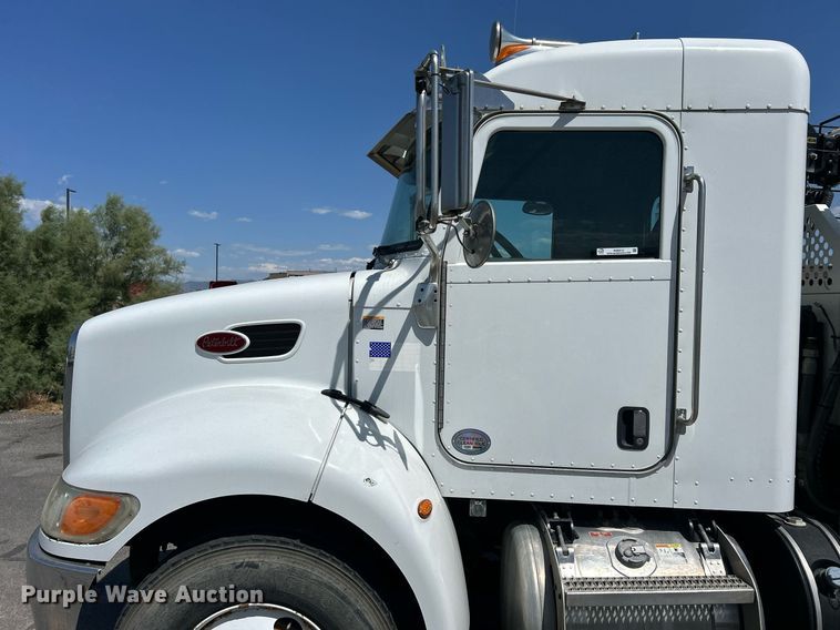 image for item EQ0513 2015 Peterbilt 337 utility / service truck