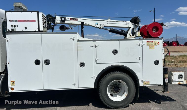 image for item EQ0513 2015 Peterbilt 337 utility / service truck