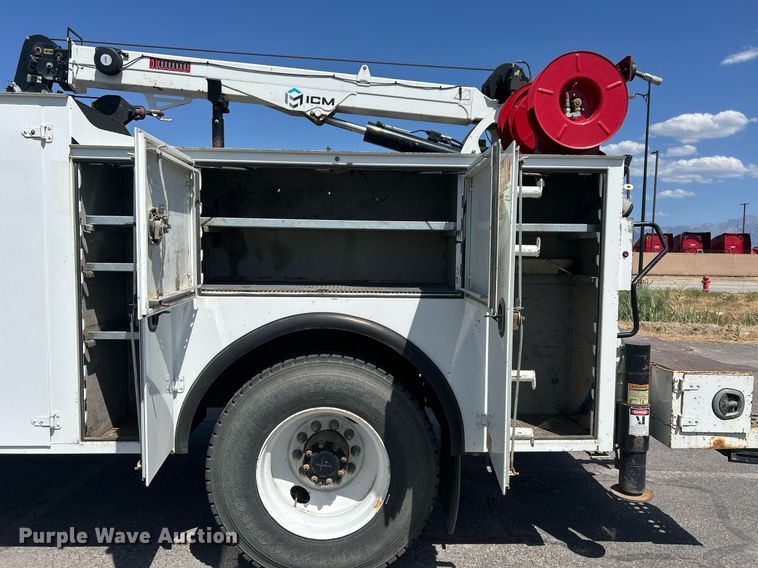 image for item EQ0513 2015 Peterbilt 337 utility / service truck