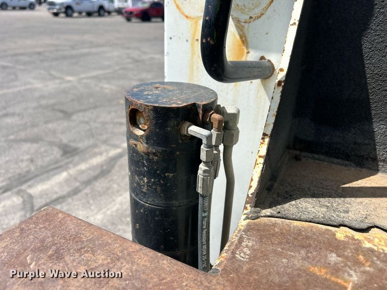 image for item EQ0513 2015 Peterbilt 337 utility / service truck