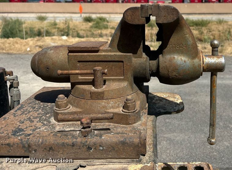 image for item EQ0513 2015 Peterbilt 337 utility / service truck