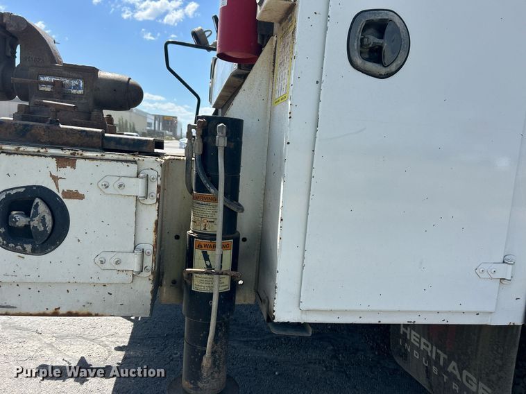 image for item EQ0513 2015 Peterbilt 337 utility / service truck