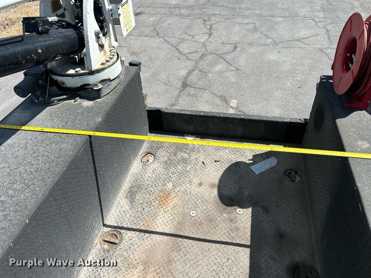 image for item EQ0513 2015 Peterbilt 337 utility / service truck