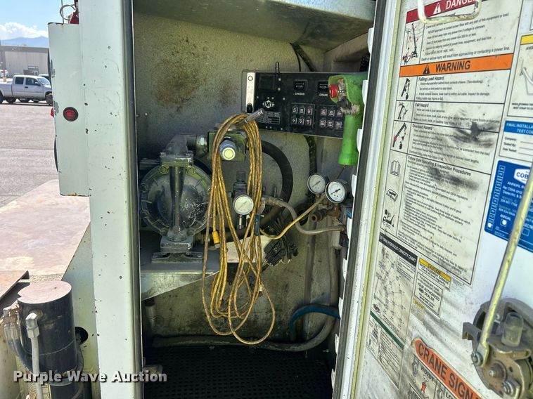 image for item EQ0513 2015 Peterbilt 337 utility / service truck