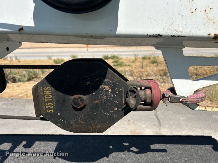 image for item EQ0513 2015 Peterbilt 337 utility / service truck