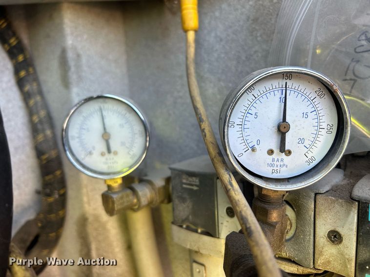 image for item EQ0513 2015 Peterbilt 337 utility / service truck