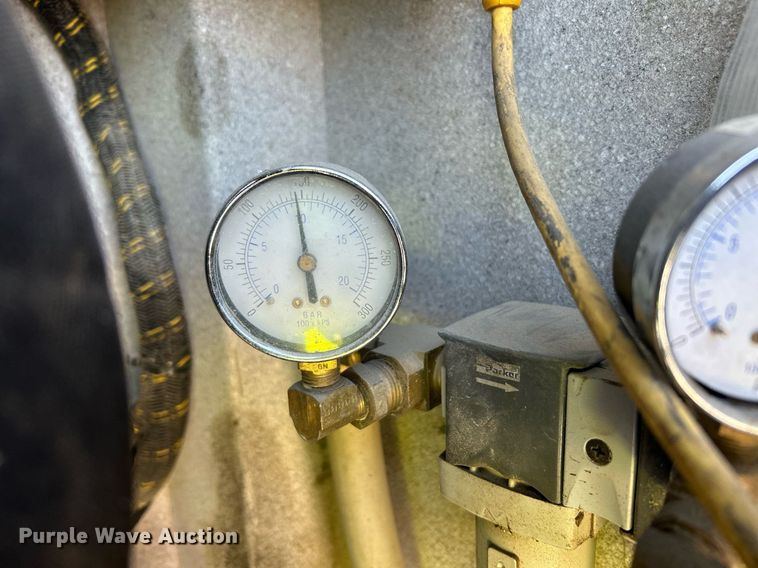 image for item EQ0513 2015 Peterbilt 337 utility / service truck