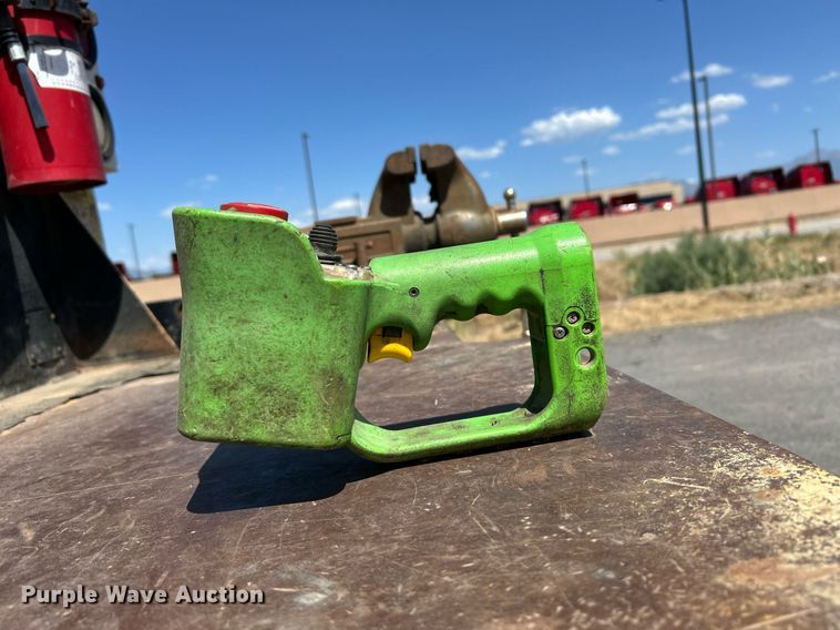 image for item EQ0513 2015 Peterbilt 337 utility / service truck