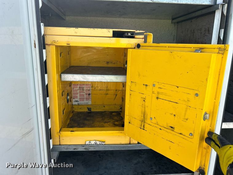 image for item EQ0513 2015 Peterbilt 337 utility / service truck