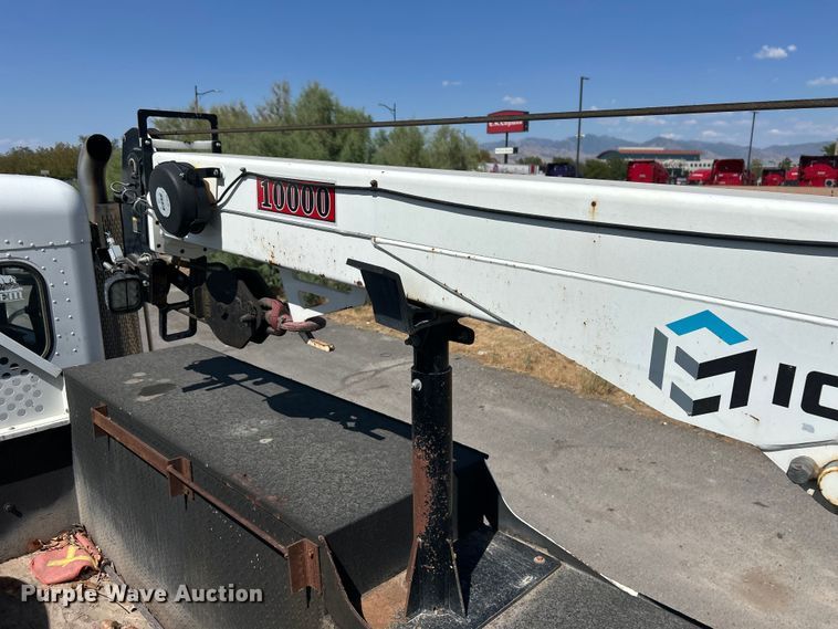 image for item EQ0513 2015 Peterbilt 337 utility / service truck