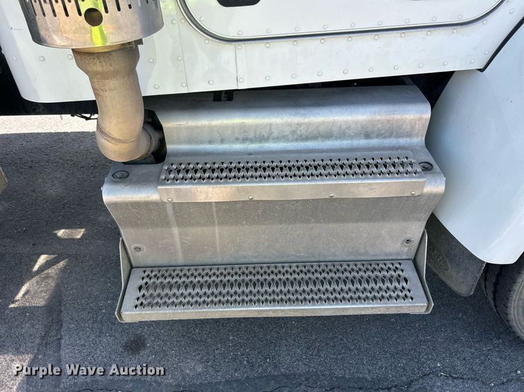 image for item EQ0513 2015 Peterbilt 337 utility / service truck