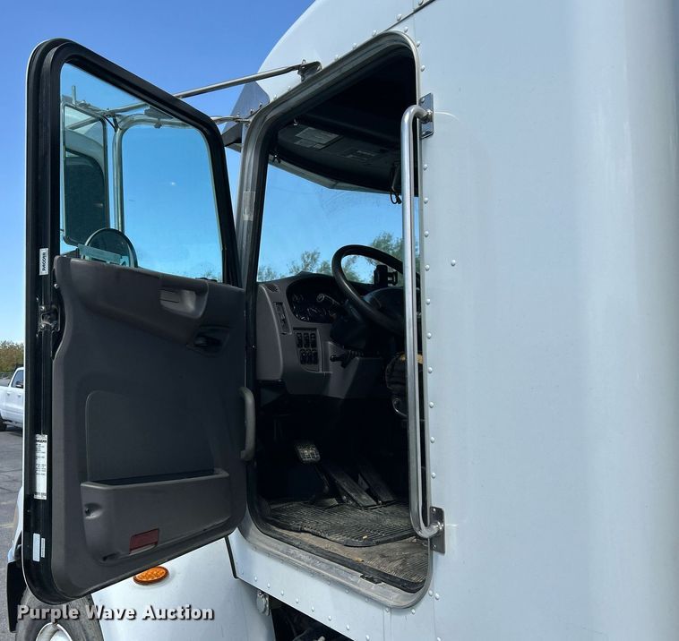 image for item EQ0513 2015 Peterbilt 337 utility / service truck