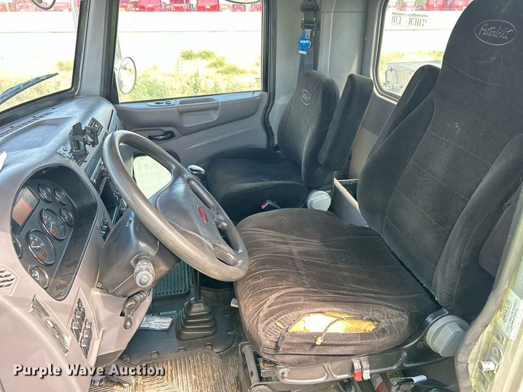 image for item EQ0513 2015 Peterbilt 337 utility / service truck